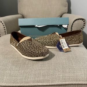 NWT Toms - Glitter Giraffe Print Shoes - Size 9